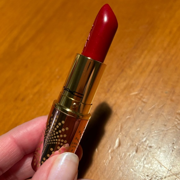 MAC Lustreglass Lipstick Put A Bow On It - Picture 7 of 16